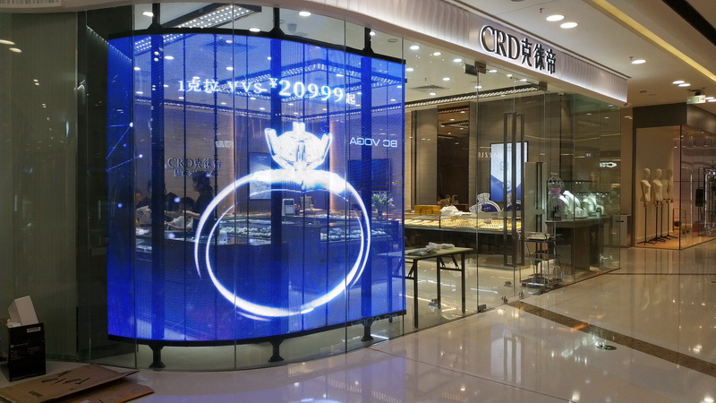 一种适合商场门店，珠宝店玻璃后面通透不挡视线的LED显示屏应用方案(图1)